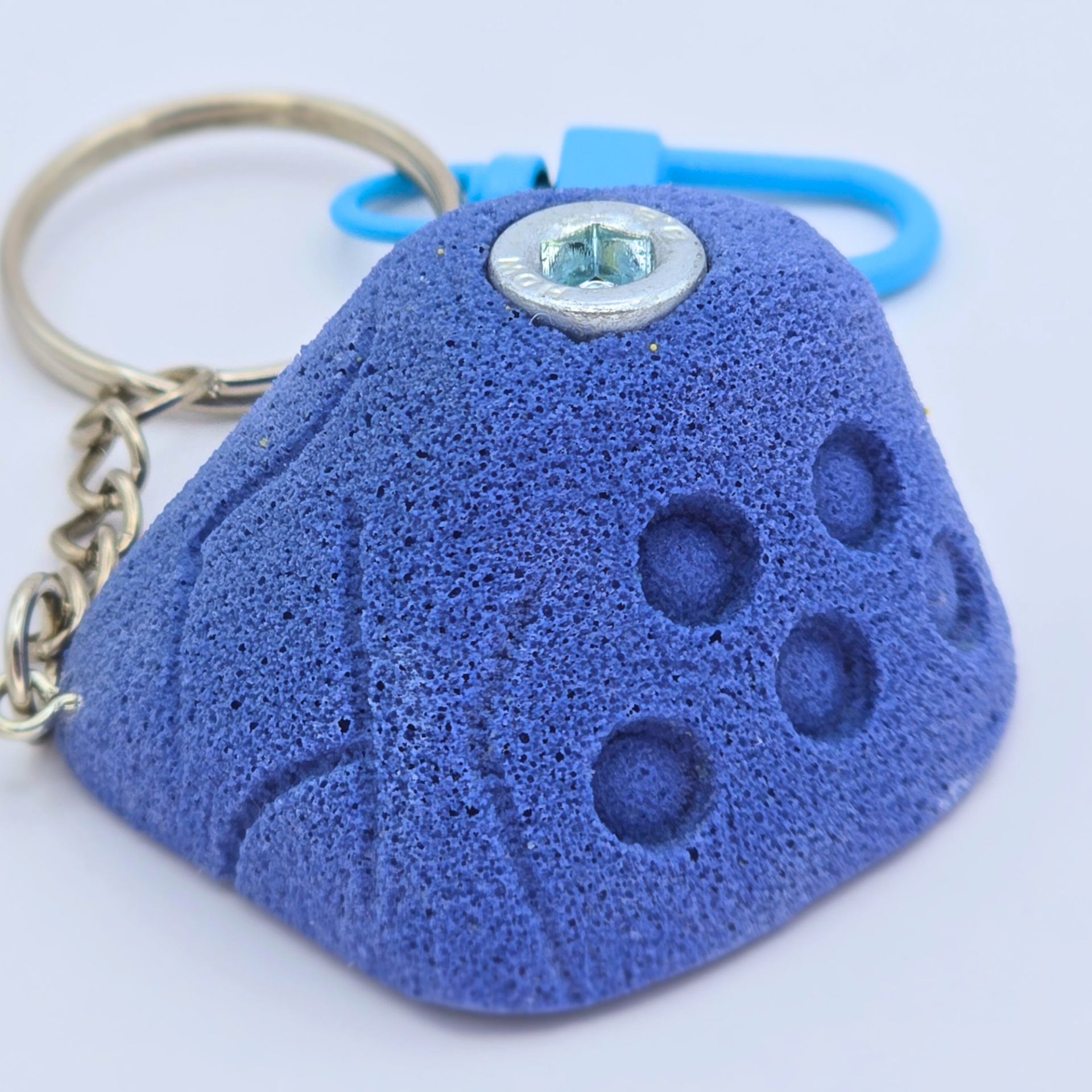 Eine fließende Form, die an Verbindung und Übergang erinnert.